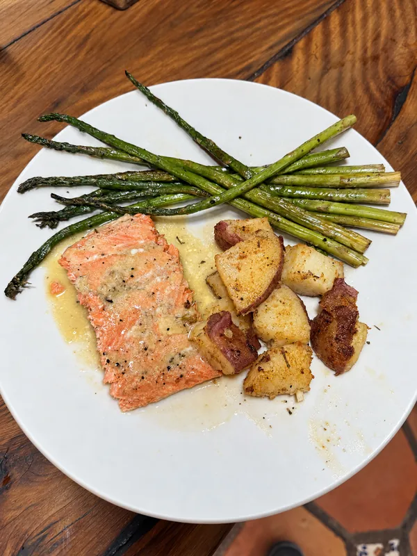 Salmon fillet with asparagus and potatoes prepared by Lino Cantú